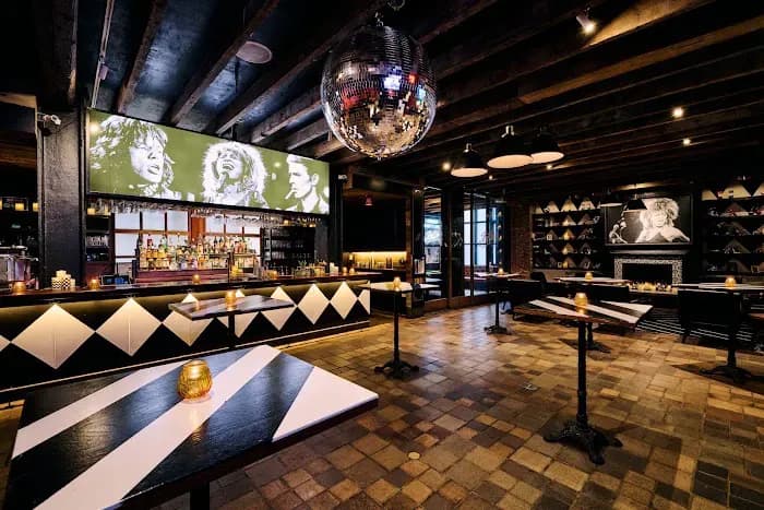 Artie's Backroom & Rooftop: Premier Midtown East Bar with Skyline Views