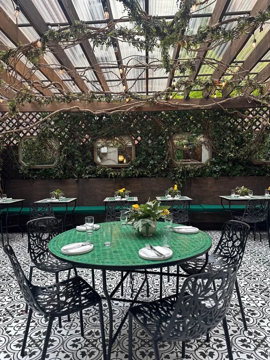Saint Restaurant Bar & Speakeasy - Secret Garden