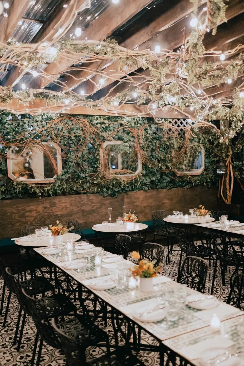 Saint Restaurant Bar & Speakeasy - Secret Garden