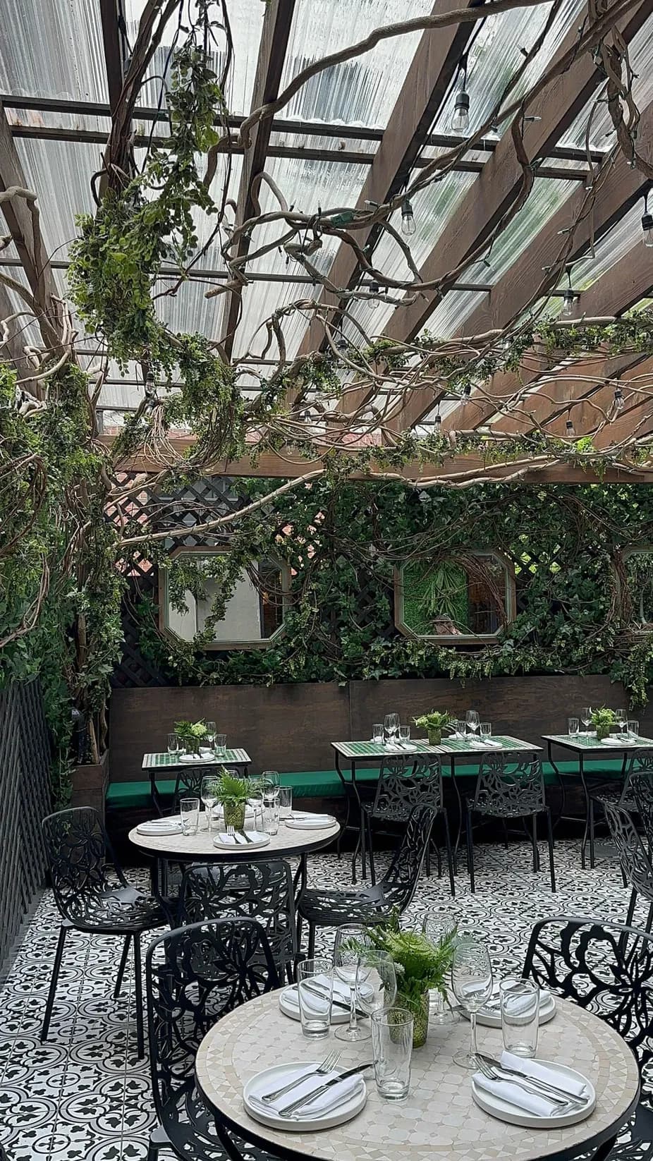 Saint Restaurant Bar & Speakeasy - Secret Garden